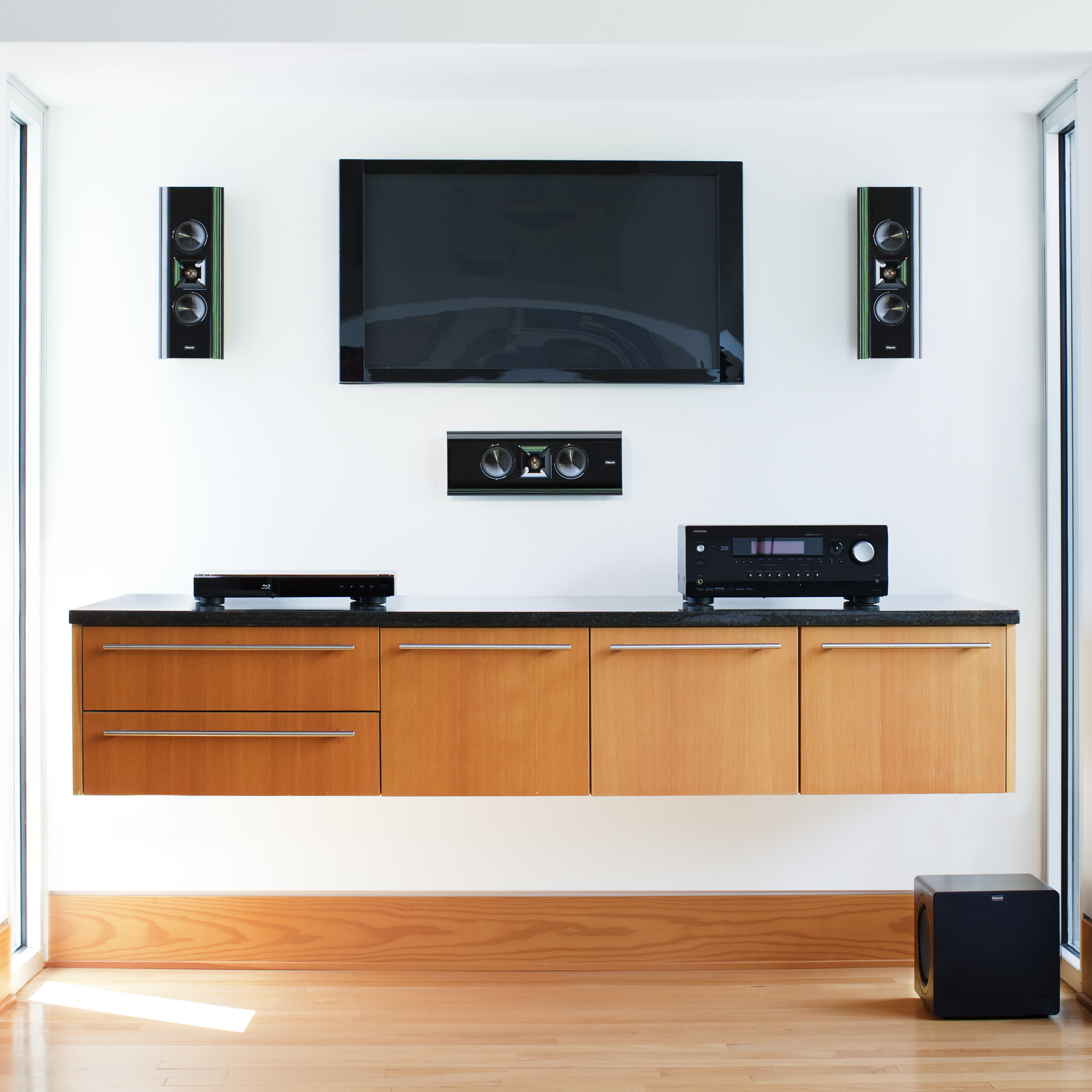 klipsch G-16 aan muur bevestigd
