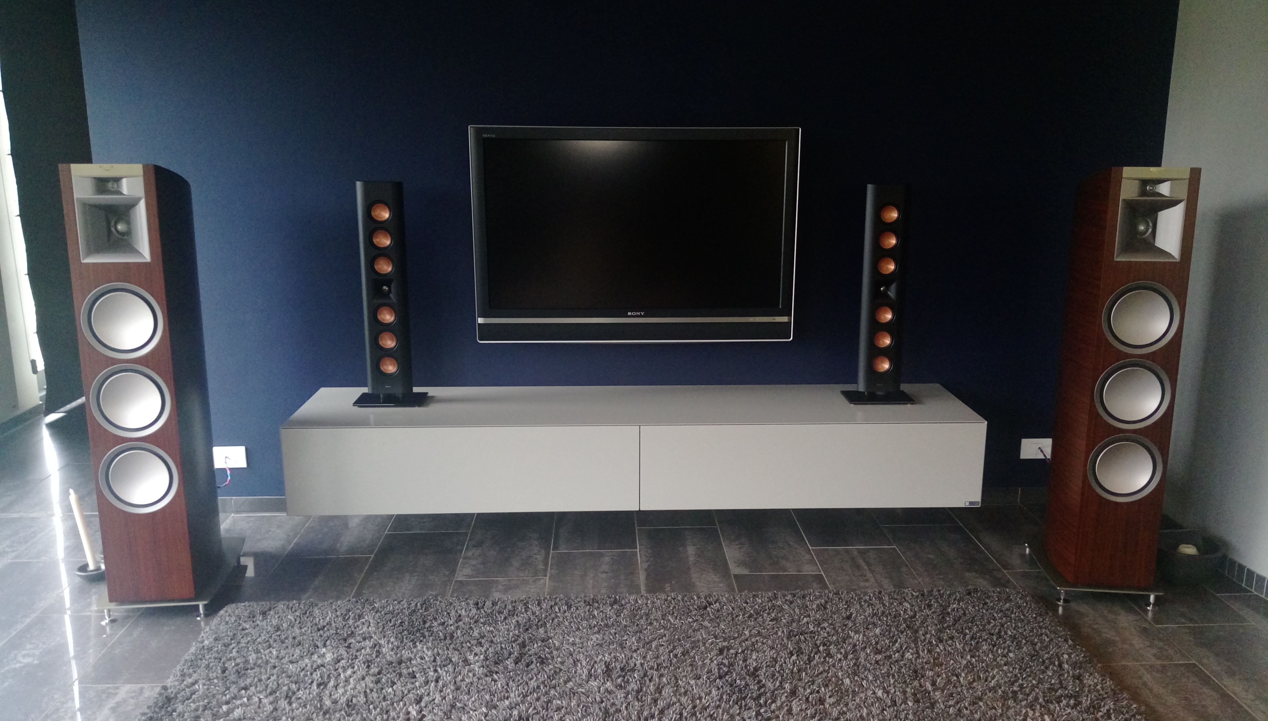 Klipsch Reference Premiere Designer On-wall Klipsch Reference Premiere Designer On-wall RP-640D naast Klipsch Palladium P-38