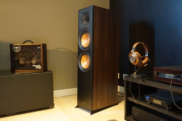 Klipsch RP-8000F_lifestyle_walnut